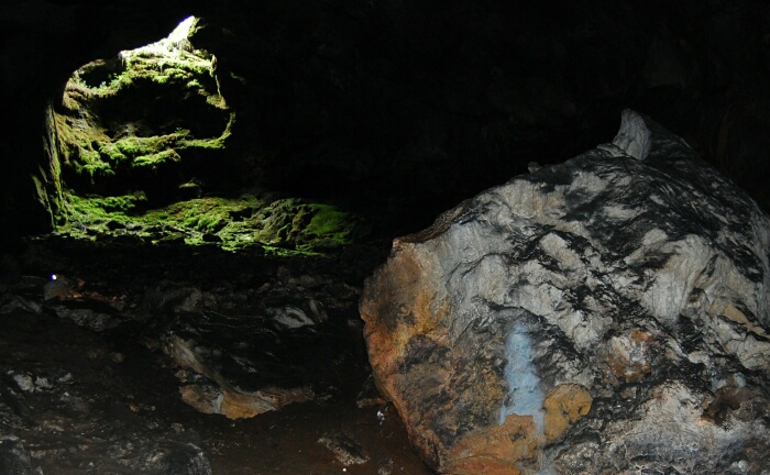 пещера Эмине-Баир-Хосар, вид снизу на горлышко провального колодца, упавшая внутрь пещеры глыба